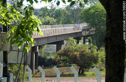 Puente Internacional de la Concordia sobre el río Cuareim. Une la ciudad de Artigas con Quaraí en Brasil - Departamento de Artigas - URUGUAY. Foto No. 36061
