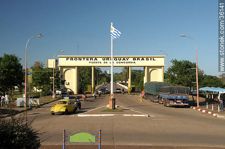 Puente Internacional de la Concordia desde Artigas (Uruguay) a Quaraí (Brasil) sobre el río Cuareim. - Departamento de Artigas - URUGUAY. Foto No. 36141