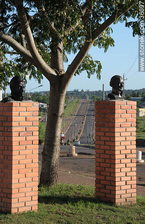 Baltasar Brum Ave. Busts of Artigas and San Martín. - Artigas - URUGUAY. Photo #36097