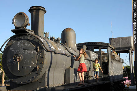 Antigua locomotora en exhibición - Departamento de Artigas - URUGUAY. Foto No. 36090