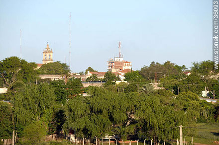 Edificios e iglesia de Artigas - Departamento de Artigas - URUGUAY. Foto No. 36093