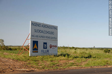 Entrada por ruta 3 al Ingenio Agroindustrial sucroalcoholero Ing. Agr. Alfredo Mones Quintela (ALUR) - Departamento de Artigas - URUGUAY. Foto No. 36150