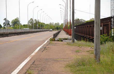 Puentes carretero y ferroviario hacia Brasil - Departamento de Artigas - URUGUAY. Foto No. 36286