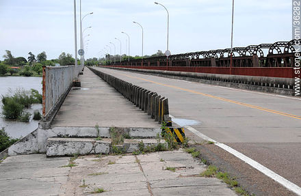 Puentes carretero y ferroviario hacia Brasil - Departamento de Artigas - URUGUAY. Foto No. 36282