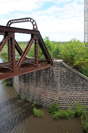 Puente ferroviario sobre el río Cuareim, en desuso. - Departamento de Artigas - URUGUAY. Foto No. 36272