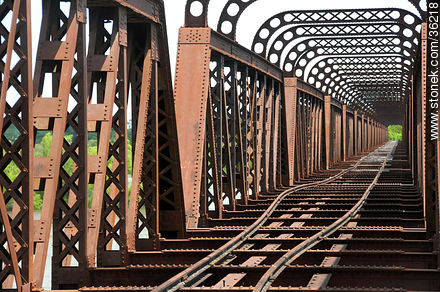 Barra do Quaraí, Brasil. Puente ferroviario sobre el río Cuareim, obviamente fuera de servicio. - Departamento de Artigas - URUGUAY. Foto No. 36218
