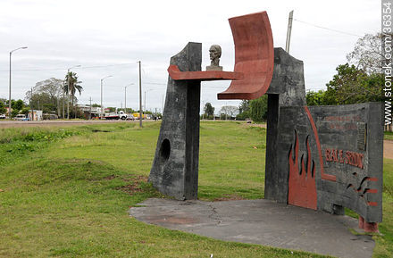Monumento a Raúl Sendic en la entrada a Bella Unión - Departamento de Artigas - URUGUAY. Foto No. 36354