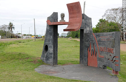 Monumento a Raúl Sendic en la entrada a Bella Unión - Departamento de Artigas - URUGUAY. Foto No. 36353
