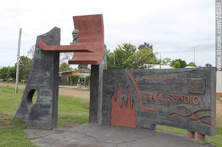 Monumento a Raúl Sendic en la entrada a Bella Unión - Departamento de Artigas - URUGUAY. Foto No. 36351