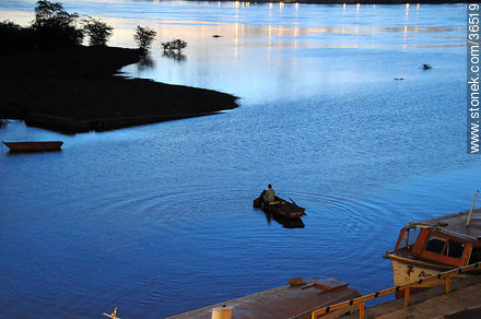 Remero en el río Uruguay - Departamento de Salto - URUGUAY. Foto No. 36519