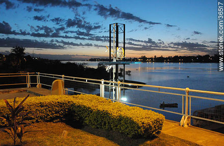 Vista nocturna del río Uruguay - Departamento de Salto - URUGUAY. Foto No. 36517