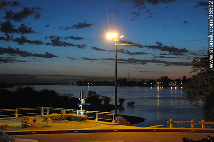 Vista nocturna del río Uruguay - Departamento de Salto - URUGUAY. Foto No. 36502