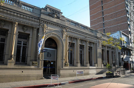 Banco República en la Av. Uruguay. - Departamento de Salto - URUGUAY. Foto No. 36483