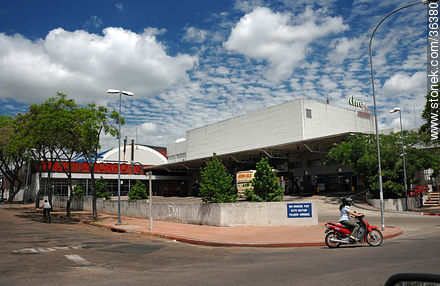 Terminal de ómnibus de Salto. - Departamento de Salto - URUGUAY. Foto No. 36380