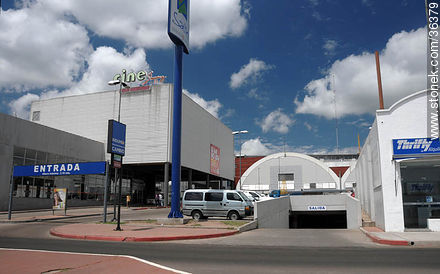 Cine shopping de Salto - Departamento de Salto - URUGUAY. Foto No. 36379