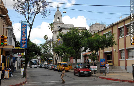 Calle Artigas. Escuela y edificio del Correo. - Departamento de Salto - URUGUAY. Foto No. 36376