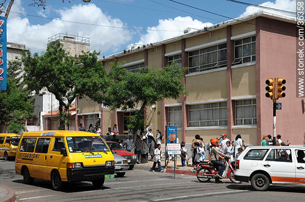 Escuela en el centro de Salto. Calle José G. Artigas y D. Larrañaga. - Departamento de Salto - URUGUAY. Foto No. 36358