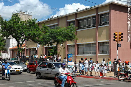 Escuela en el centro de Salto. Calle José G. Artigas y D. Larrañaga. - Departamento de Salto - URUGUAY. Foto No. 36357