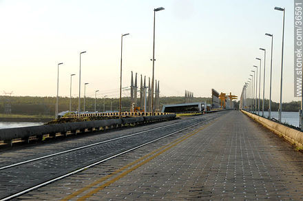 Puente carretero y ferroviario entre Salto y Concordia sobre el Río Uruguay - Departamento de Salto - URUGUAY. Foto No. 36591