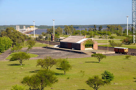 Predio de la central hidroeléctica de Salto Grande. Estación de tren. - Departamento de Salto - URUGUAY. Foto No. 36552