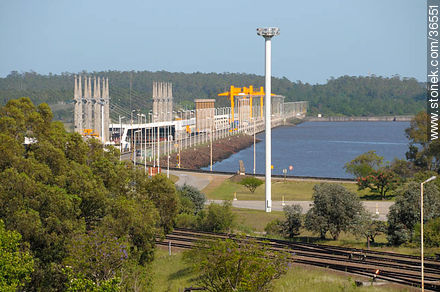 Salto Grande hydroelectric power station land. Dam. - Department of Salto - URUGUAY. Photo #36551