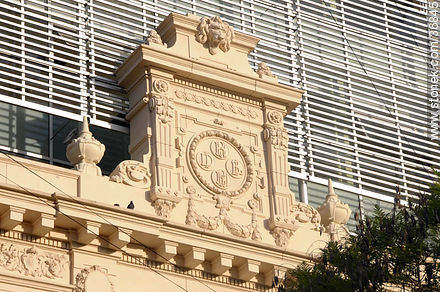 Edificio de 1909 refaccionado - Departamento de Salto - URUGUAY. Foto No. 36845
