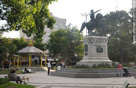 Plaza 25 de Mayo - Provincia de Entre Ríos - ARGENTINA. Foto No. 36839