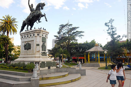 Plaza 25 de Mayo - Departamento de Salto - URUGUAY. Foto No. 36832