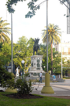 Plaza 25 de Mayo - Provincia de Entre Ríos - ARGENTINA. Foto No. 36829