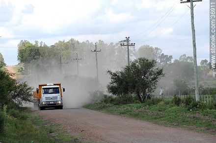 Camión y polvo - Departamento de Salto - URUGUAY. Foto No. 36911