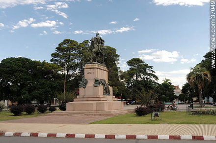 Plaza  José Artigas en la calle Brasil - Departamento de Paysandú - URUGUAY. Foto No. 37049