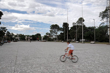 Plaza  José Artigas en la calle Brasil - Departamento de Paysandú - URUGUAY. Foto No. 37048