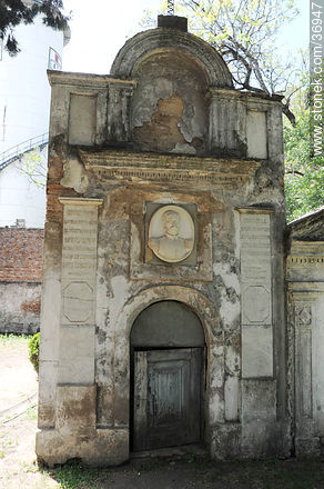 Monumento a Perpetuidad. Cripta del Teniente Coronel D. Pedro Rivero. 1865. - Departamento de Paysandú - URUGUAY. Foto No. 36947