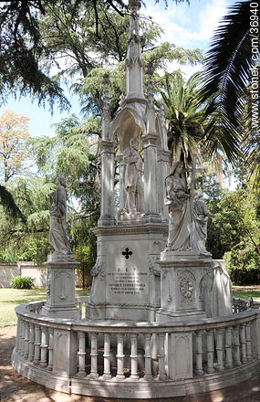 Monumento a Perpetuidad. Sepulcro del Capitán Eusebio Francia. 1888. - Departamento de Paysandú - URUGUAY. Foto No. 36940