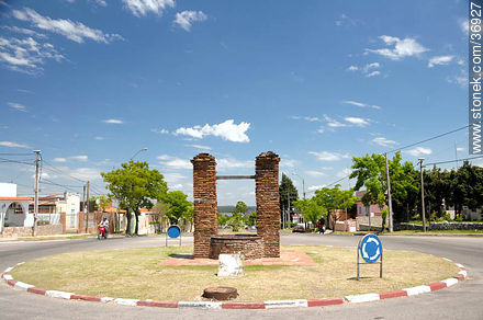 Antiguo pozo de Bella Vista. Av. Soriano y Zorrilla de San Martín - Departamento de Paysandú - URUGUAY. Foto No. 36927