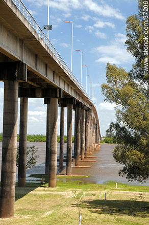Puente internacional Gral. Artigas entre Paysandú (UY) y Colón (ARG) - Departamento de Paysandú - URUGUAY. Foto No. 37206