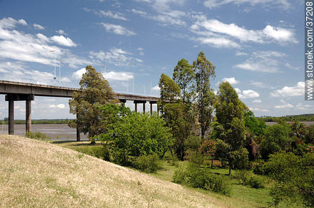 Puente internacional Gral. Artigas entre Paysandú (UY) y Colón (ARG) - Departamento de Paysandú - URUGUAY. Foto No. 37208