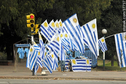 Selling uruguayan flags. -  - URUGUAY. Photo #37737