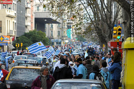 Festejos por el pasaje de Uruguay a los cuartos de final de la Copa del Mundo 2010. Avenida 18 de Julio -  - URUGUAY. Foto No. 37718