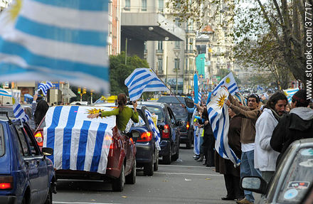 Festejos por el pasaje de Uruguay a los cuartos de final de la Copa del Mundo 2010 -  - URUGUAY. Foto No. 37717