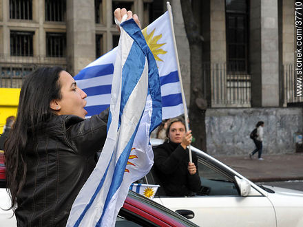 Festejos por el pasaje de Uruguay a los cuartos de final de la Copa del Mundo 2010. -  - URUGUAY. Foto No. 37710