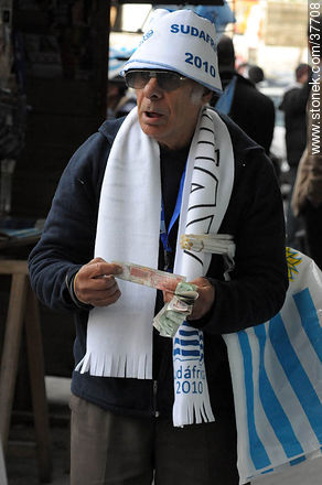 Festejos por el pasaje de Uruguay a los cuartos de final de la Copa del Mundo 2010. Vendedor. -  - URUGUAY. Foto No. 37708