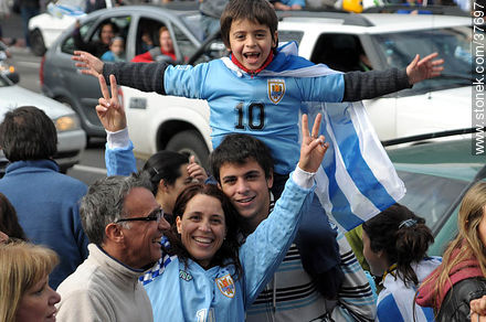 Festejos por el pasaje de Uruguay a los cuartos de final de la Copa del Mundo 2010 -  - URUGUAY. Foto No. 37697