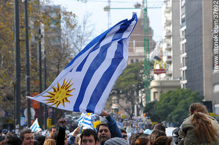 Festejos por el pasaje de Uruguay a los cuartos de final de la Copa del Mundo 2010. Avenida 18 de Julio. -  - URUGUAY. Foto No. 37692