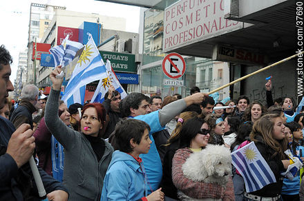 Festejos por el pasaje de Uruguay a los cuartos de final de la Copa del Mundo 2010 -  - URUGUAY. Foto No. 37690