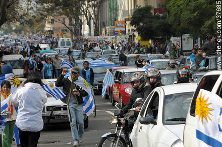 Festejos por el pasaje de Uruguay a los cuartos de final de la Copa del Mundo 2010 -  - URUGUAY. Foto No. 37685