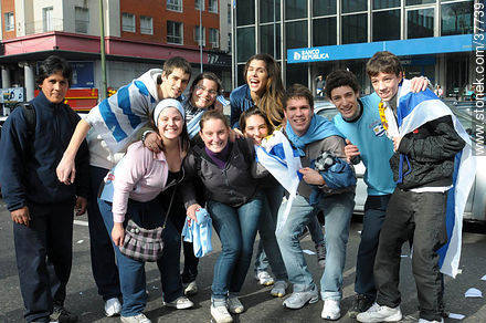 Festejos por el pasaje de Uruguay a los cuartos de final de la Copa del Mundo 2010 -  - URUGUAY. Foto No. 37739