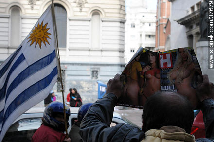 Festejo peculiar por el pasaje de Uruguay a los cuartos de final de la Copa del Mundo 2010 -  - URUGUAY. Foto No. 37679