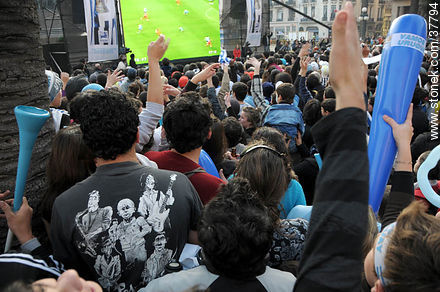 Trasmisión del partido Uruguay - Ghana por pantalla gigante en la Plaza Independencia de Montevideo. -  - URUGUAY. Foto No. 37794