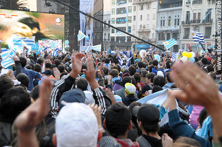 Trasmisión del partido Uruguay - Ghana por pantalla gigante en la Plaza Independencia de Montevideo. -  - URUGUAY. Foto No. 37786